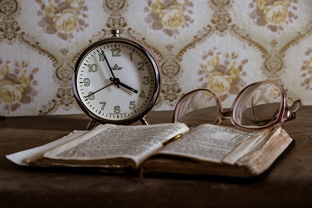 Buch, Brille, Wecker